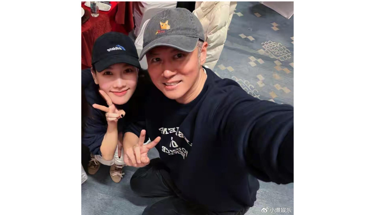 实锤：悉尼偶遇任重孙骁骁带娃度假，素颜似少女，老公戒指引关注