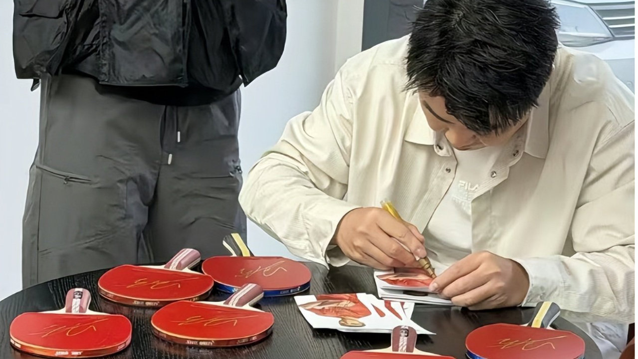 唐山乒协办庆功宴嘉奖梁靖崑，梁父获3万奖金！王皓与妻子喜提新车