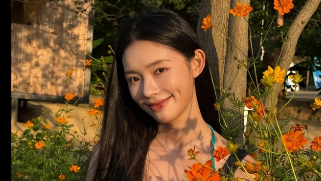 林允湖边拍照，黑色吊带搭配休闲裤，幸福感十足！