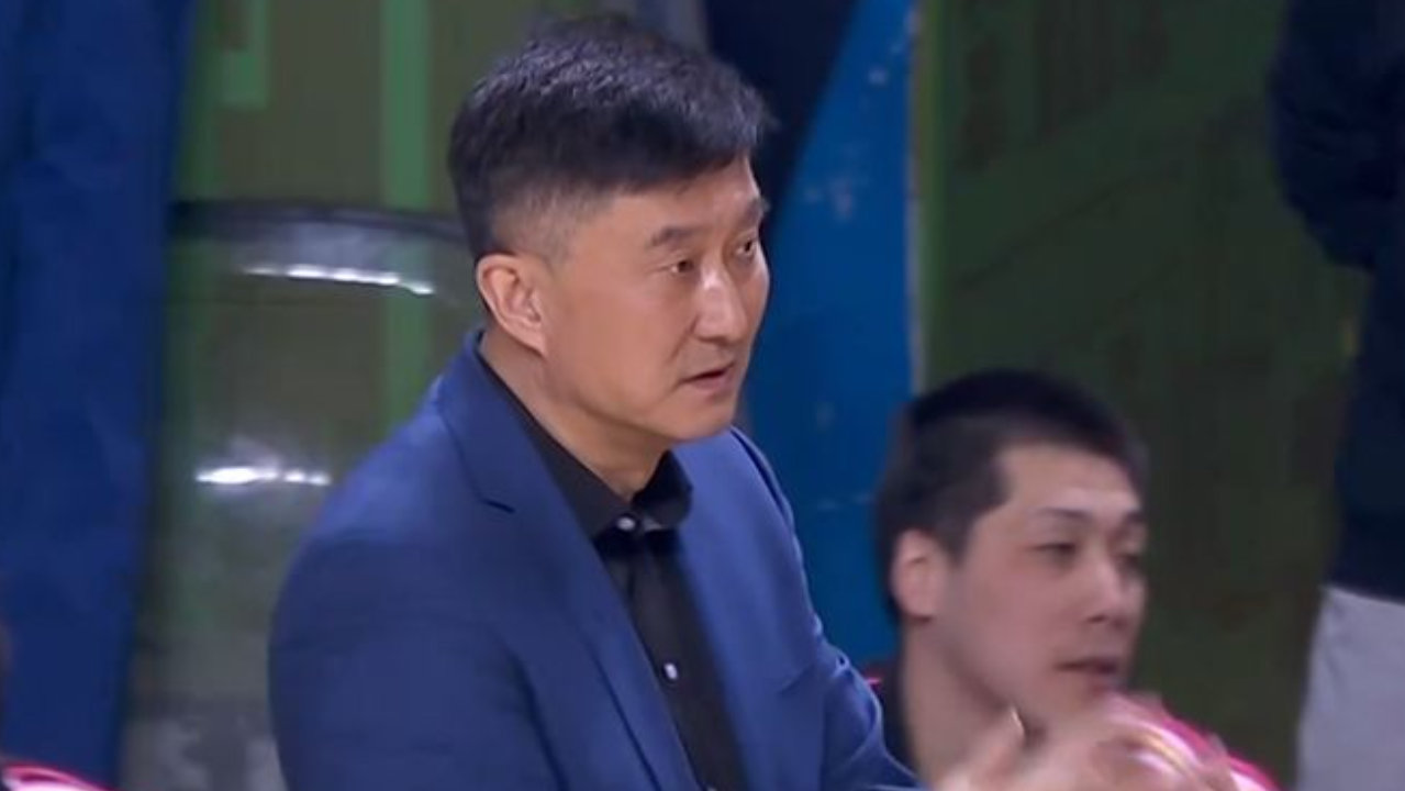 宏远速递!杜锋谈重返宏远执教,徐杰接班朱芳雨,全队启程出发南京 宏远速递!杜锋谈重返宏远执教,徐杰接班朱芳雨,全队启程出发南京