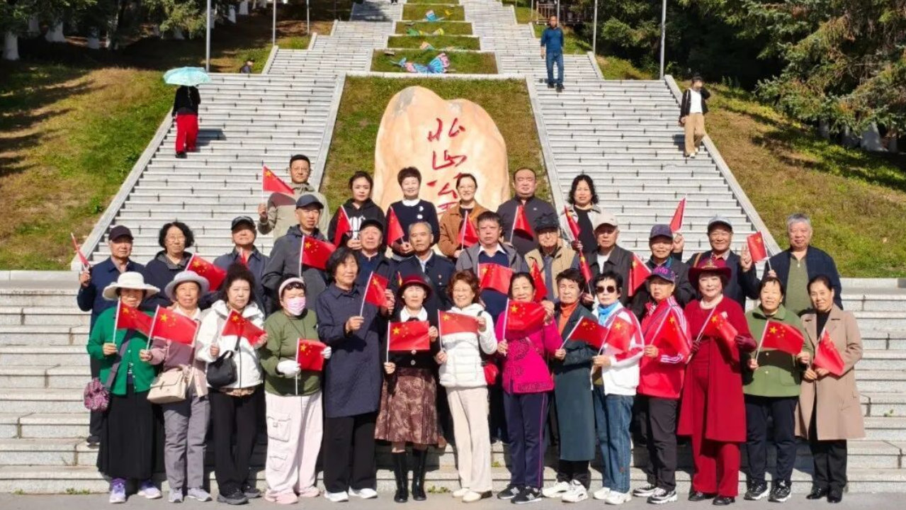 白山市浑江区红旗街道建行社区开展“爱在深秋 忆在重阳”活动 白山市浑江区红旗街道建行社区开展“爱在深秋 忆在重阳”活动