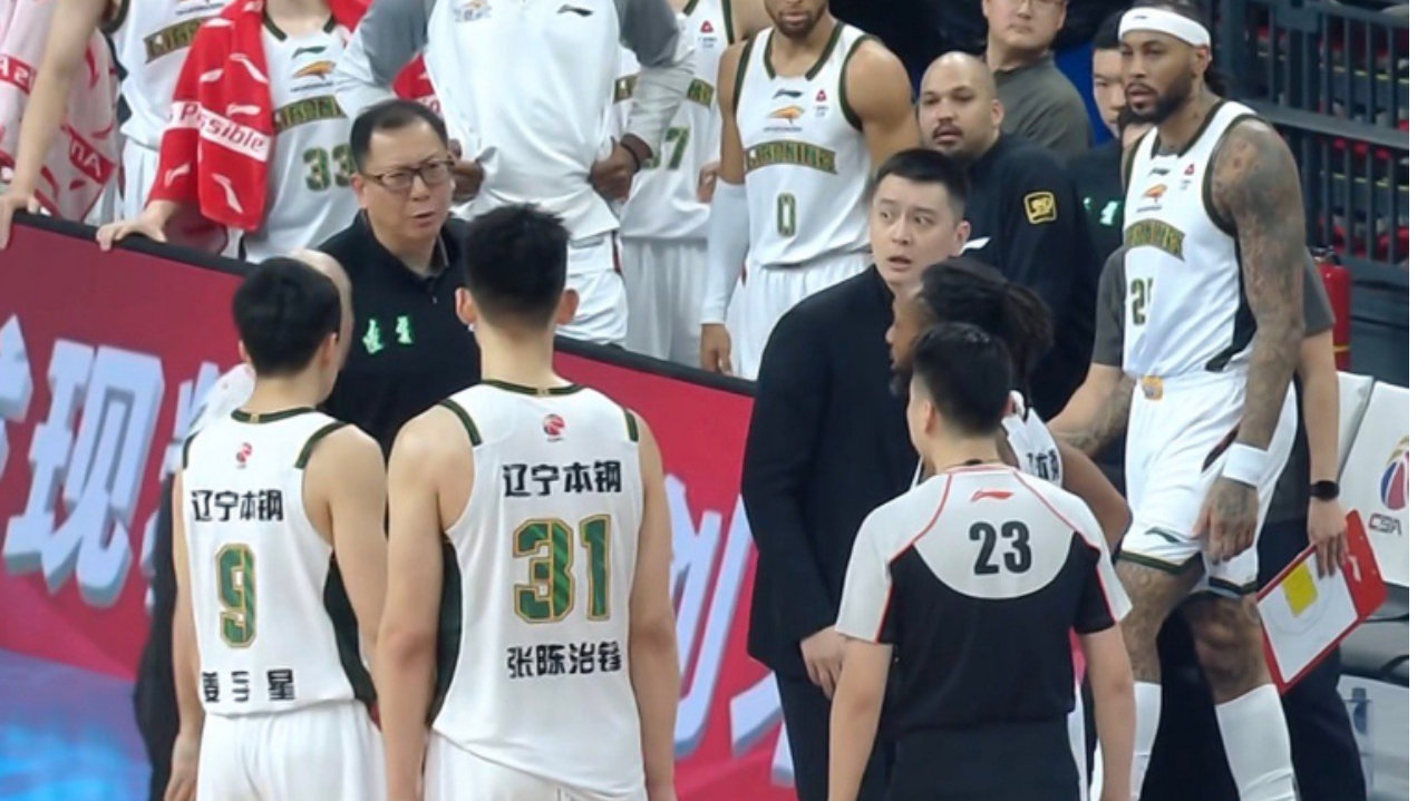 杨鸣凌晨两点发视频怒怼裁判：沉默只能换来得寸进尺 或被CBA追罚