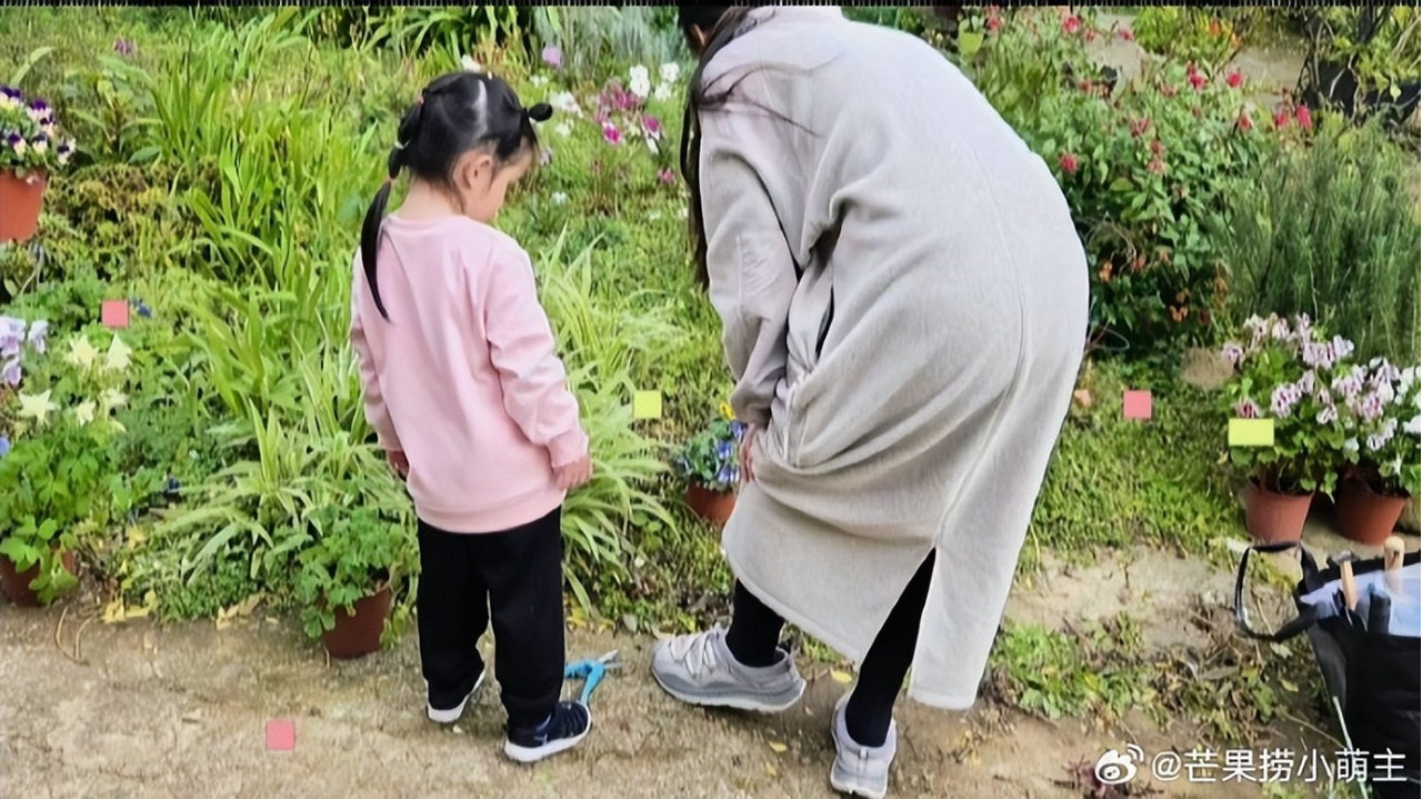 郭碧婷带儿子逛大花园，3岁向笙扎长辫穿粉衣被认成女孩