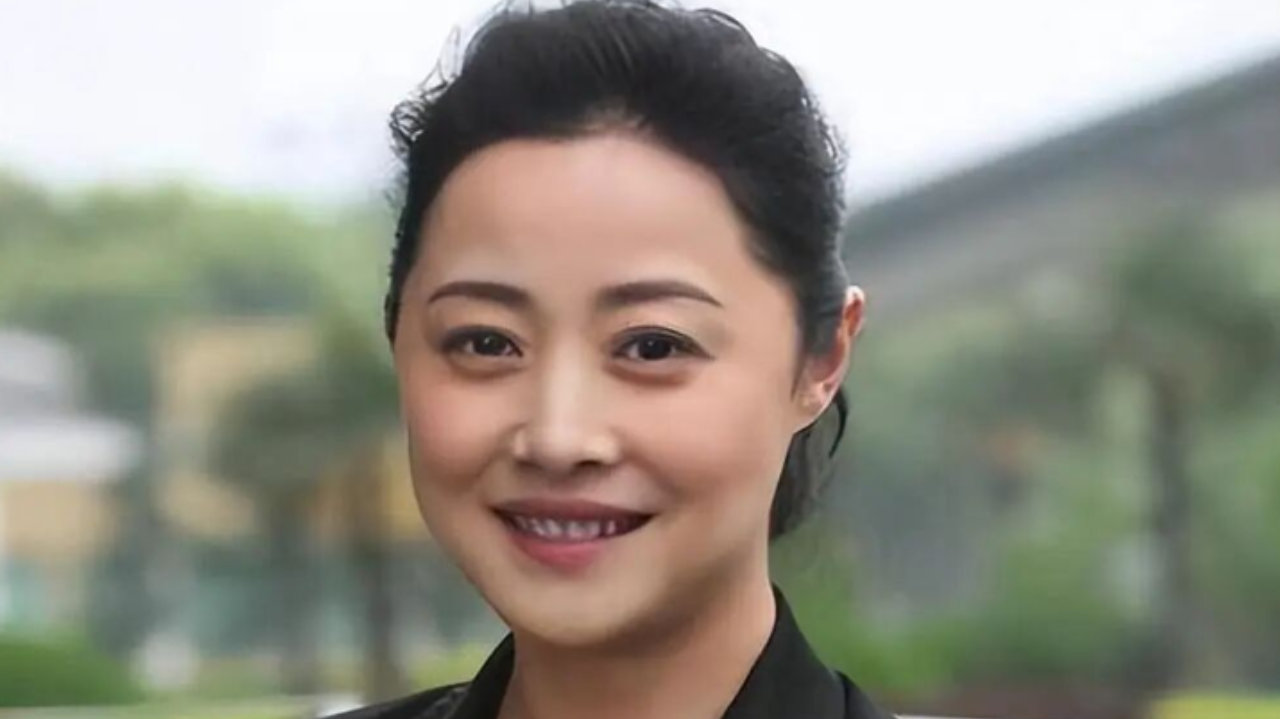 一婚嫁给富商，二婚嫁给导演，三婚再嫁给富商，如今58岁的她怎样了