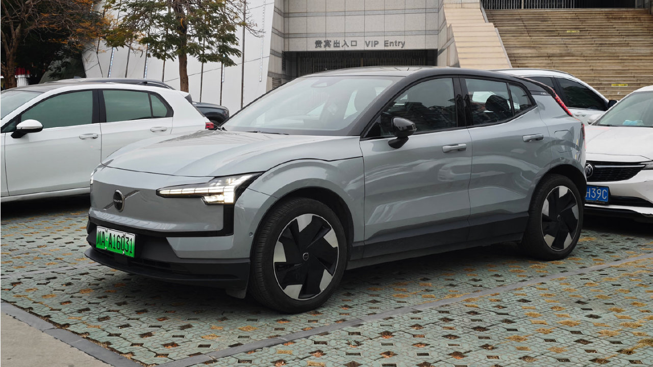 开沃尔沃EX30在厦门追飞机：它有些水土不服，但和风景配一脸