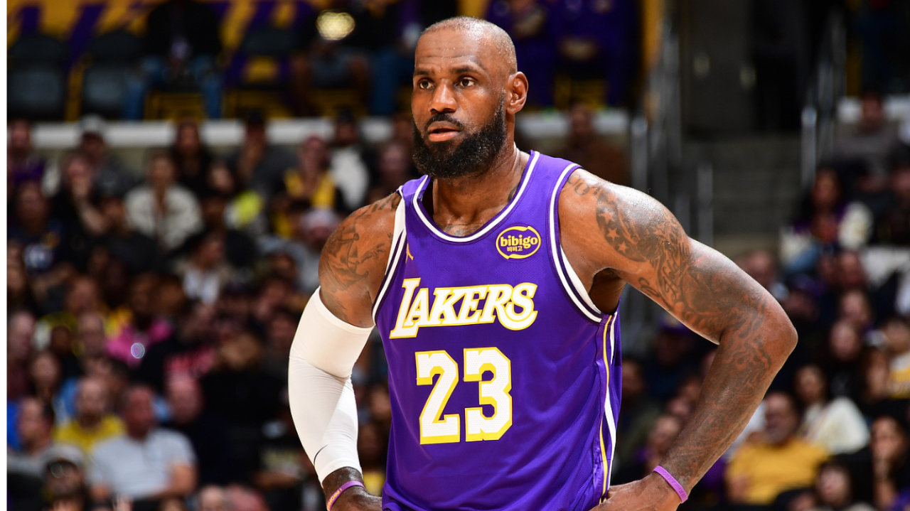 湖人真惨！裁判多次误判助力雷霆段冉都无奈 詹皇22+10还被卡秃喷