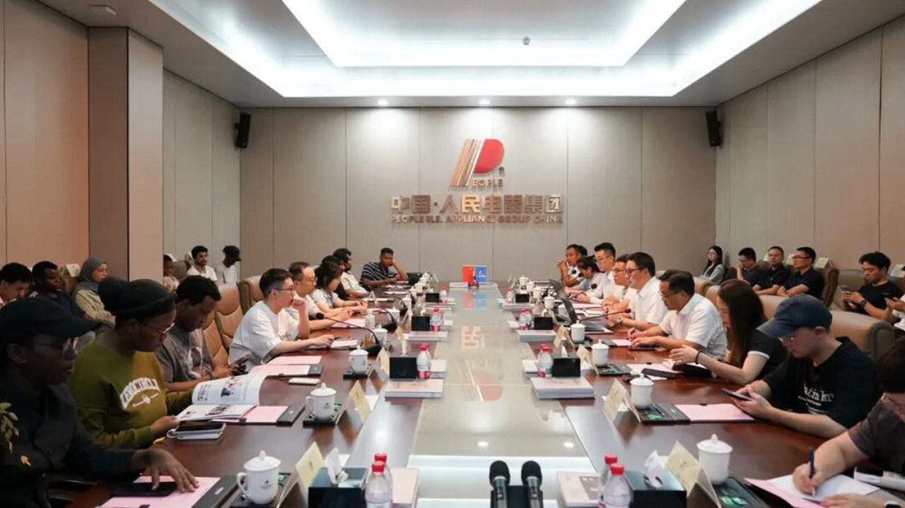 乐清市侨联携温大国际教育学院走进人民电器