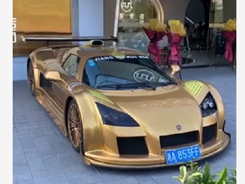 湖南一辆阿波罗跑车火了，全身“黄金铠甲”，保养一次20万