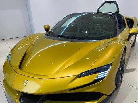 全新法拉利SF90 Spider实车 外观的造型十分拉风
