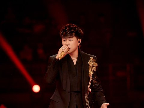 胡彦斌回应演唱会送黄金，谈成长落泪