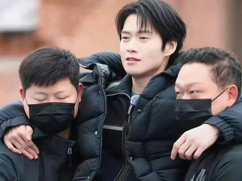 魏大勋被黑衣人NPC抬走瞬间娇羞