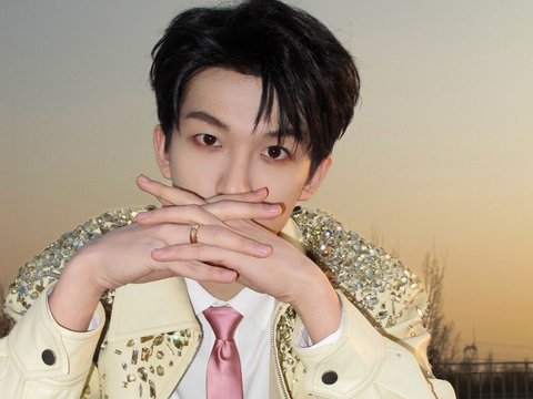 黄子弘凡春晚舞台活力四射，被称邓超幼年体