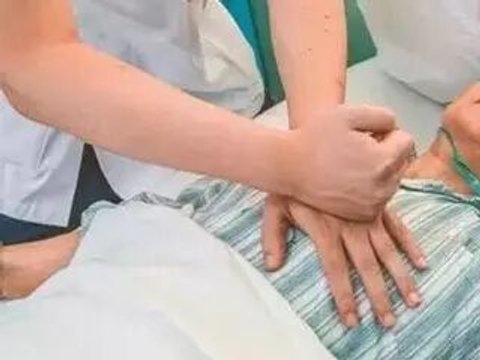 【科普园地】《战狼2》,看吴京解锁救人新姿势!