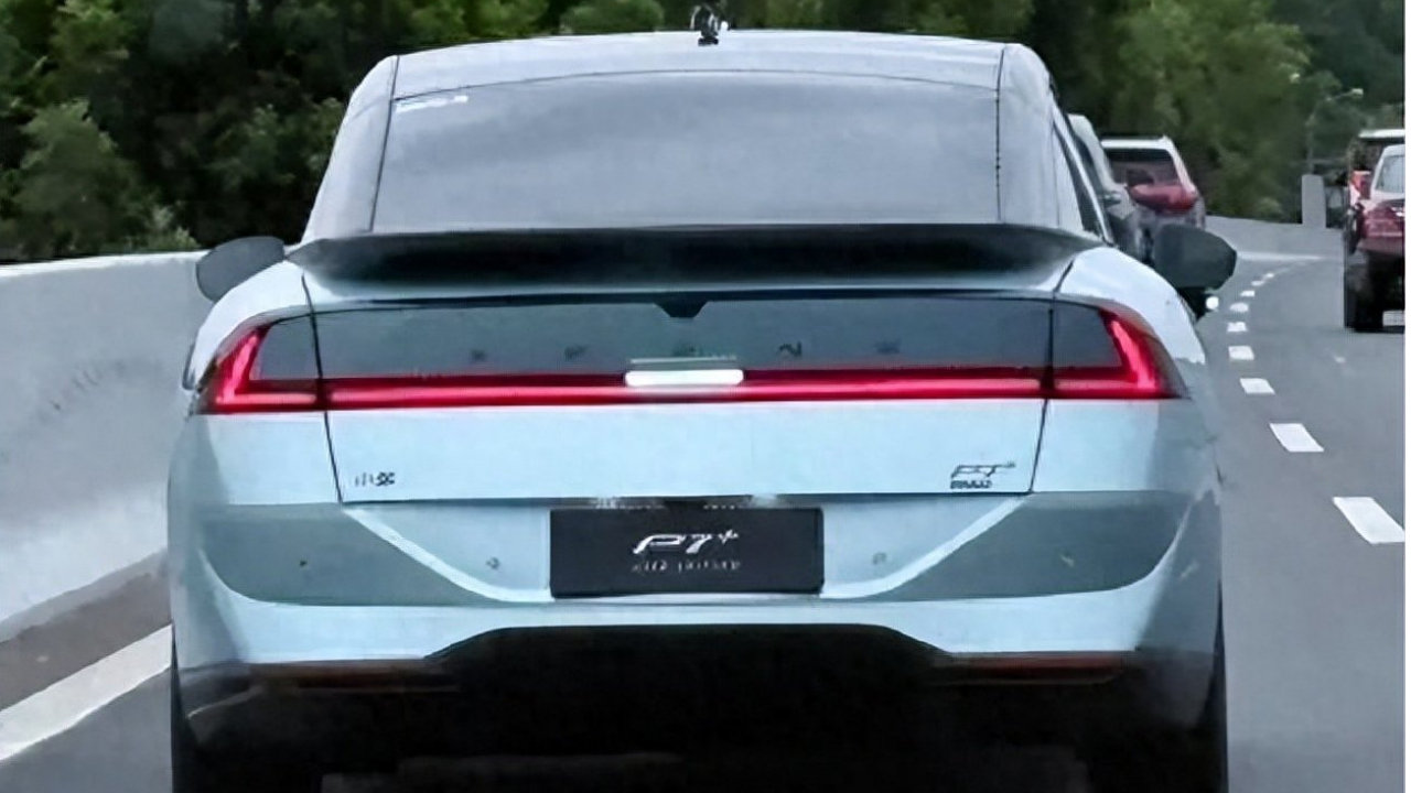 小鹏P7+增程版实车亮相，纯电续航325公里