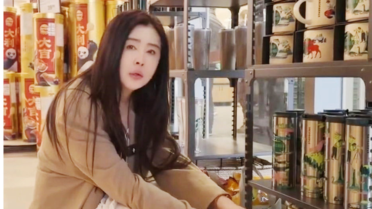 59岁王祖贤孤身购物，穿驼色大衣配少女裙太显嫩，住院修行寻安宁