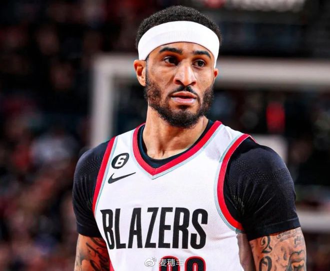 勇士库里与年轻队友默契配合上演精彩空接引爆全场欢呼