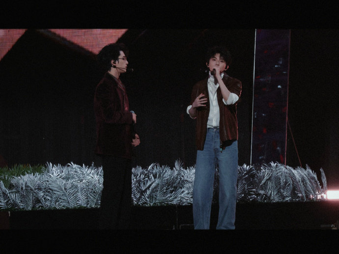 严浩翔晒合照祝马嘉祺23岁生日快乐