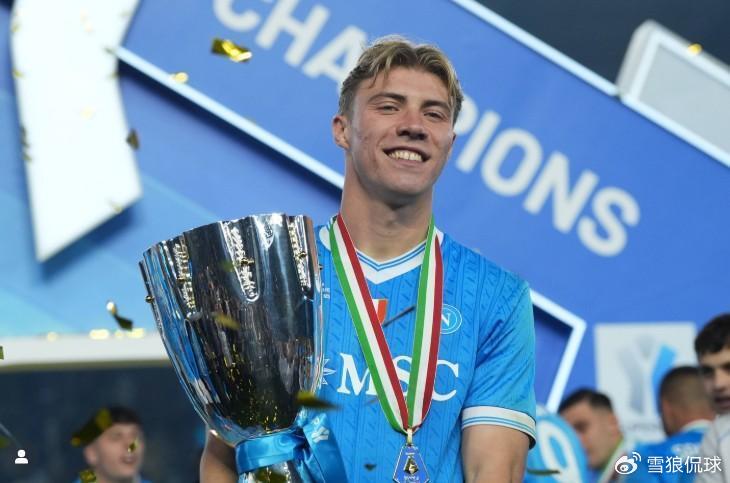 当曼联弃将霍伊伦随那不勒斯捧起意超杯，红魔的锋线决策将面临怎样的拷问？