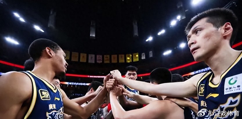 散伙饭！广东队聚餐，吃完饭放假，杜锋心情不好，他帅位已不稳固