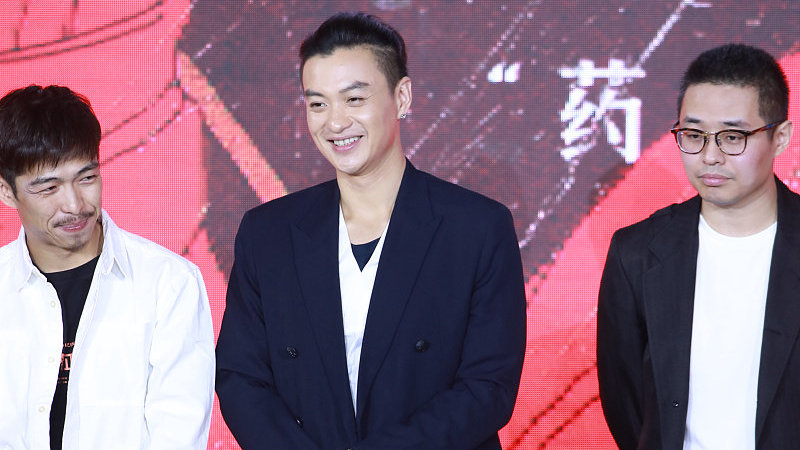 周一围千元服装店争议：明星跨界商业是光环变现还是实力突围？