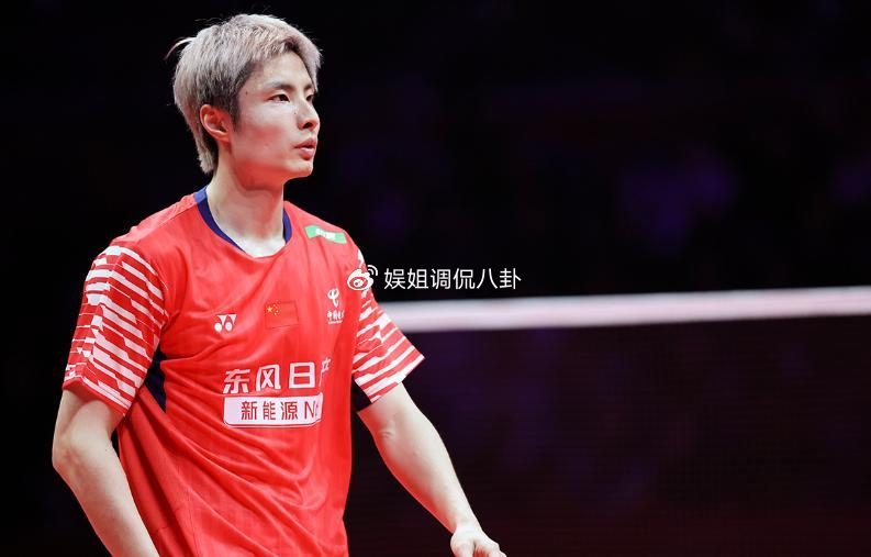 羽球总决赛：石宇奇2-1送世界第6交手七连败，携手日本一哥晋级
