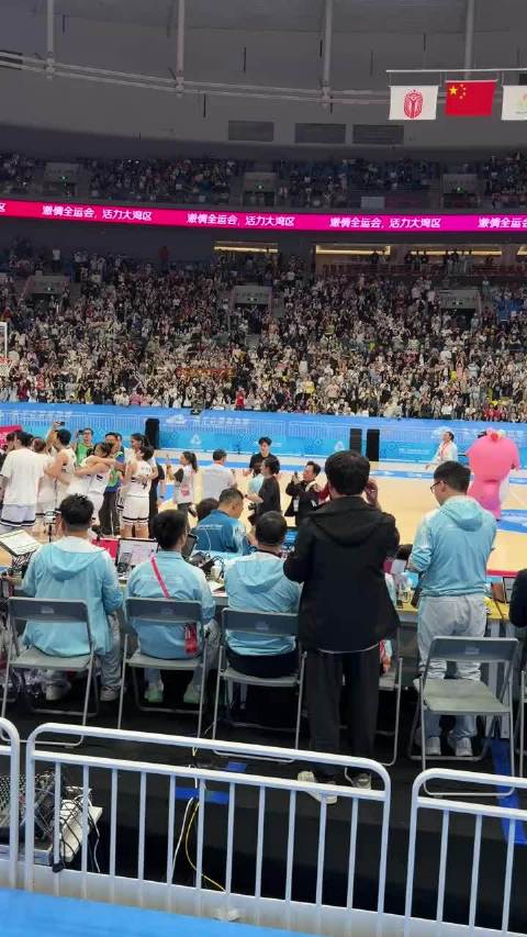 杨家人哭哭杨妈奔过去的一刻真的崩不住了妈妈的怀抱最舒服