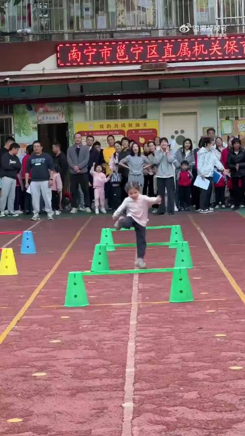 南宁机关保育园亲子运动会现跨栏妈妈，跑出刘翔般速度