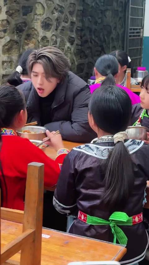 蔡徐坤探访贵州丹寨非遗传承，音乐课堂点亮孩子梦想