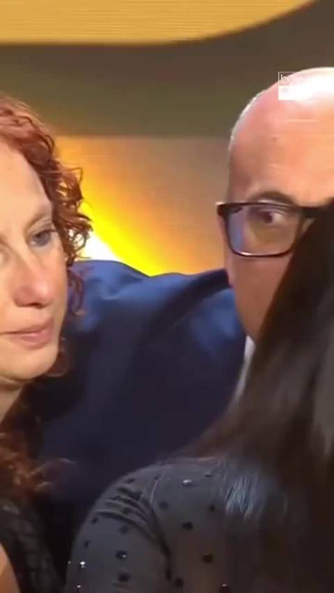 永恒的敬意！环足奖为颁发特别纪念奖，由他的父母领奖