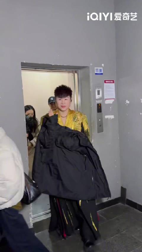 胡彦斌金色战袍亮相2026中国网络视听盛典，舞台即将炸场