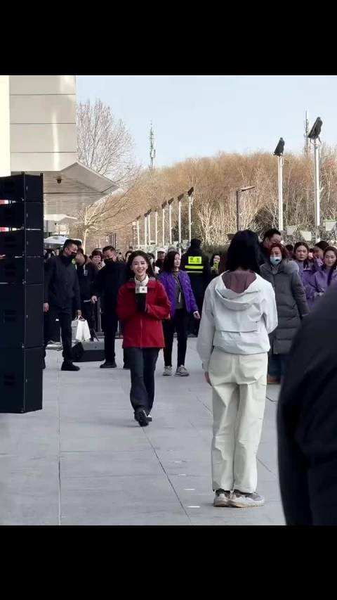 谁家记者走来了，外派记者刘诗诗为你报道