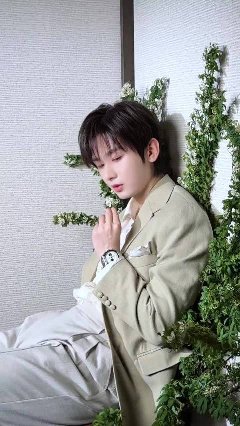 成毅直播活动展现春日少年妆，王耀葳打造干净通透妆造