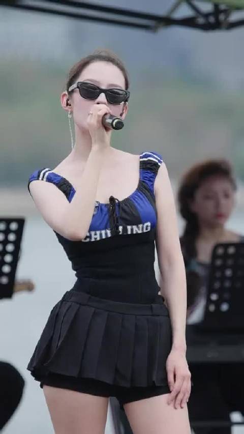 爱丽丝 演绎的《胆小鬼》情绪饱满却不浓烈，自带一种优雅的克制