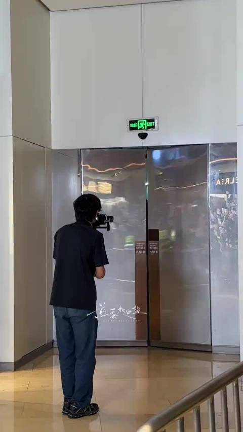 黑丝绸男神出场 感受现场声浪！