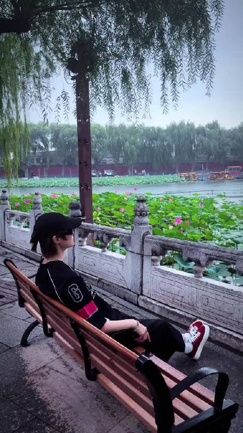李宇春参加工作21周年，北海公园湖边放空自己