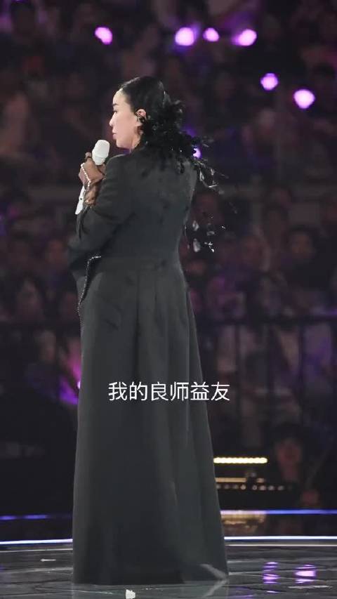 那英成都演唱会临时加唱《弯弯的月亮》！还是那个性情的那英 只为缅怀同门三十多年的师兄刘欢 面临罚款也要唱 真的感动哭了！