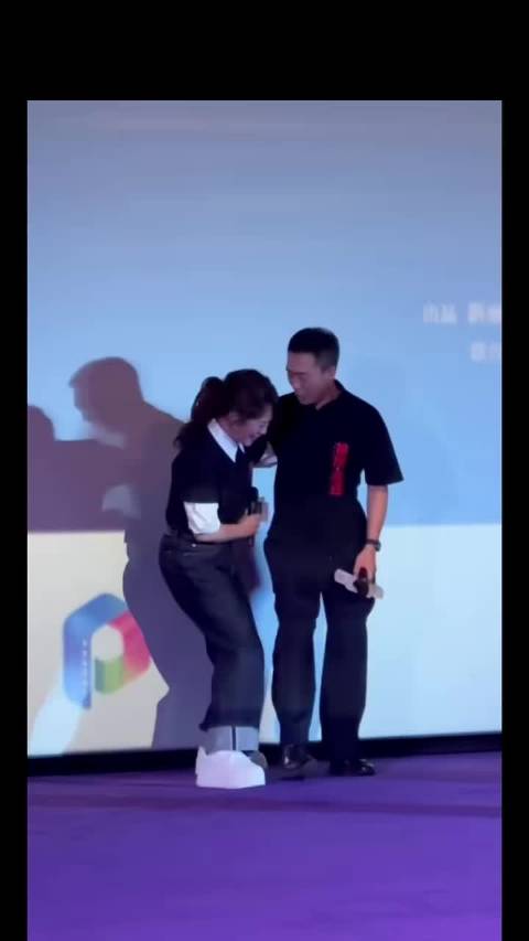 张译马丽路演闪身步互让C位