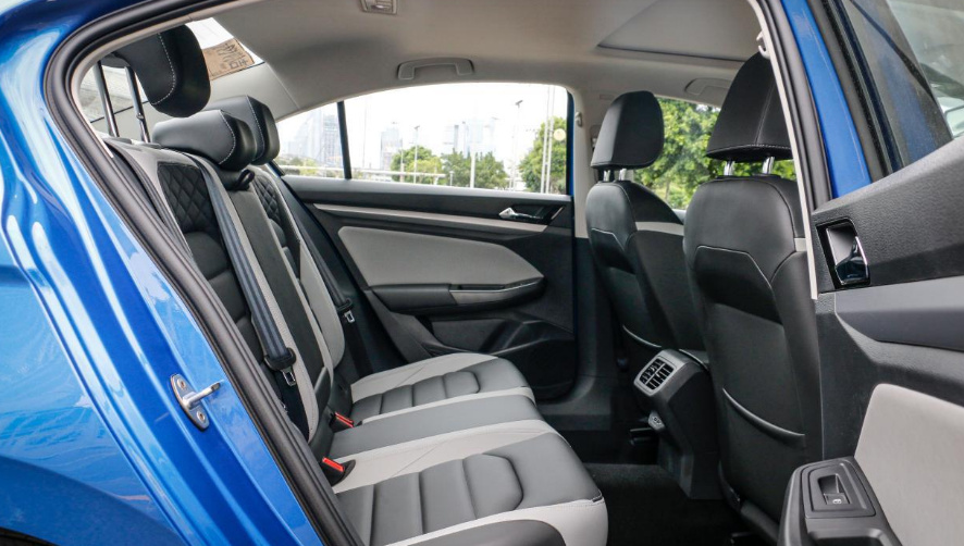 谁才是家用车无冕之王?丰田卡罗拉VS全新大众宝来