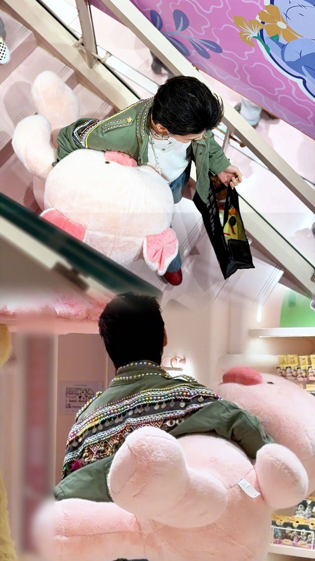 向佐为郭碧婷购置巨型猪公仔