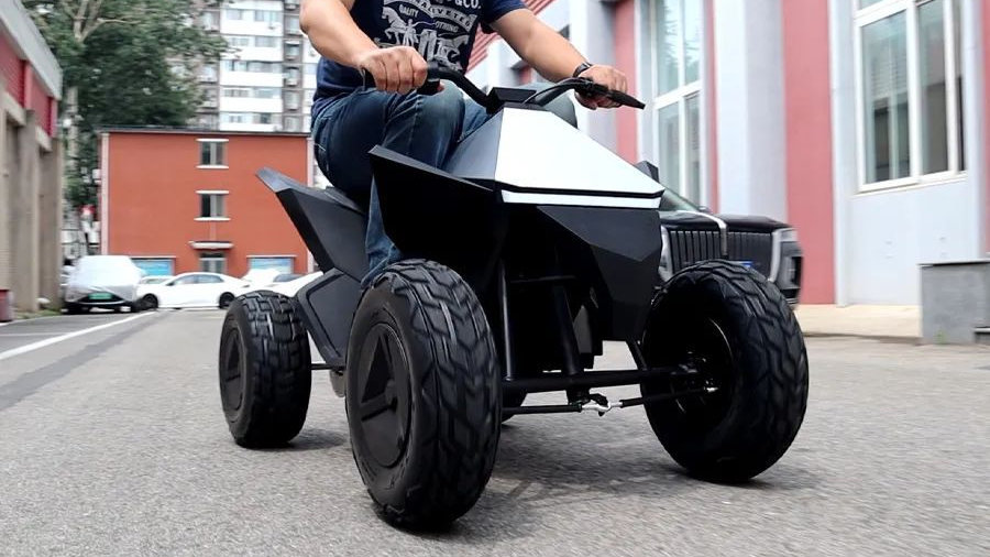 开小特斯拉，要扶好车把，注意安全！