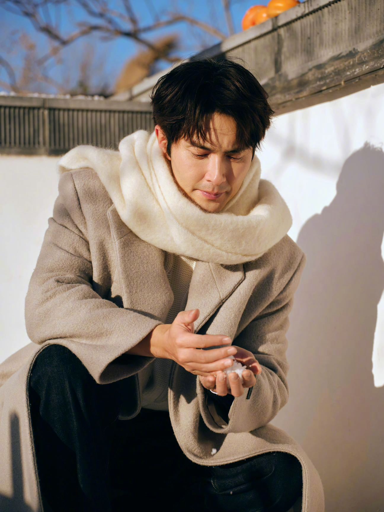 高伟光金丝眼镜造型尽显熟男魅力