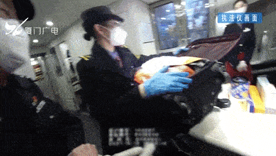 急人!下车透口气,16万现金跟着开往厦门的高铁“跑了”……休闲区蓝鸢梦想 - Www.slyday.coM 急人!下车透口气,16万现金跟着开往厦门的高铁“跑了”……休闲区蓝鸢梦想 - Www.slyday.coM