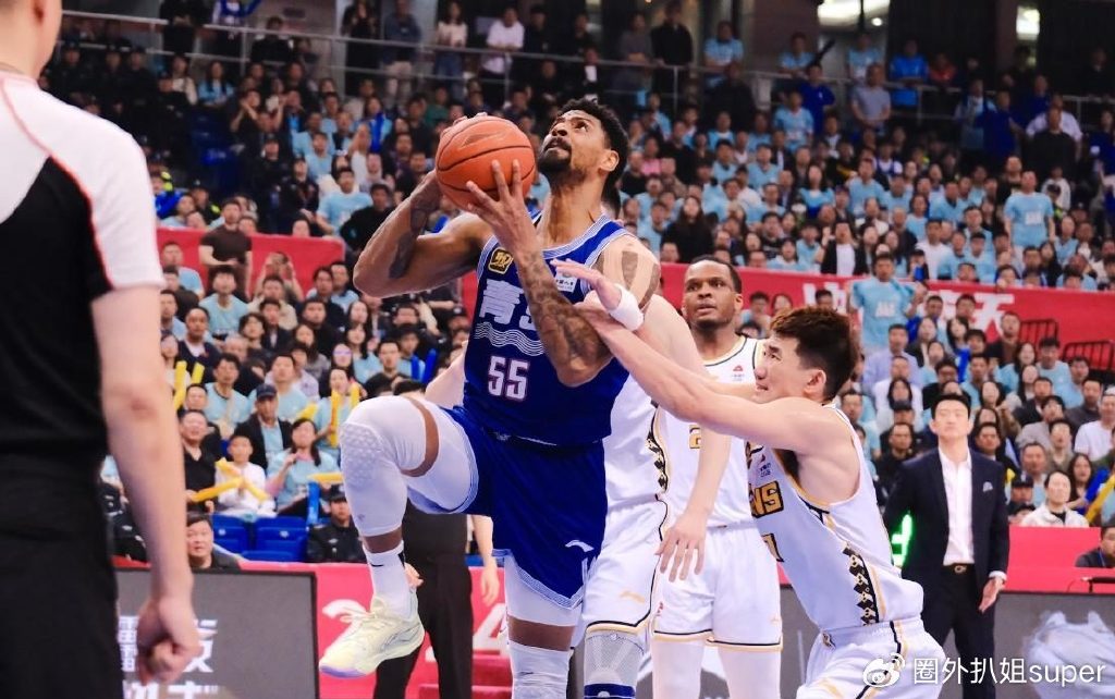 青岛完成重要签约！两大功勋外援成功留队，刘维伟要继续创造奇迹