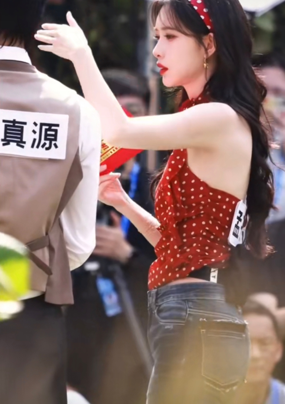 孟子义奔跑吧造型路透，明艳复古的港风美人！