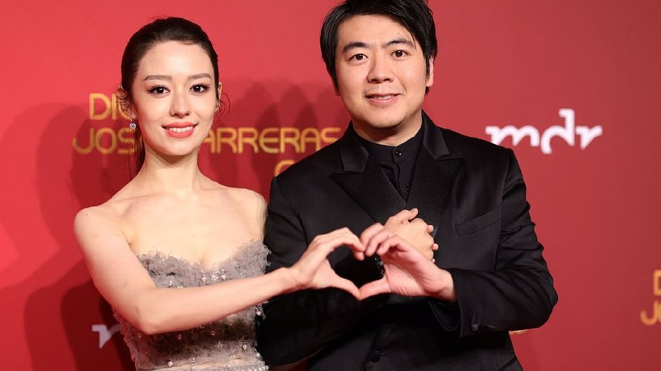 郎朗、吉娜夫妻一起亮相好美