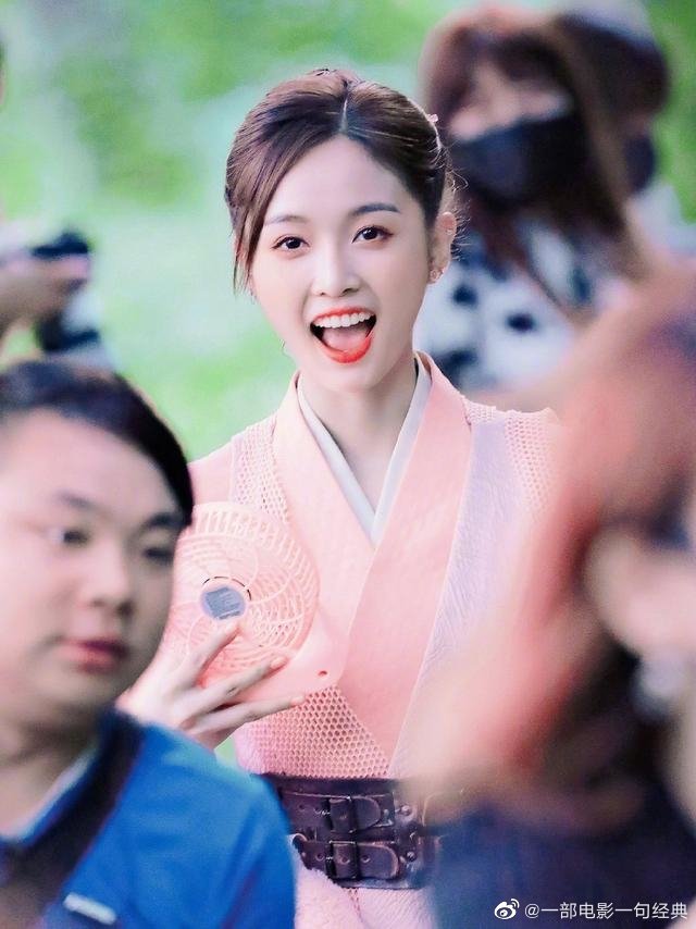 《斗罗大陆》中吴宣仪饰演的是"小舞"这个角色,呆萌