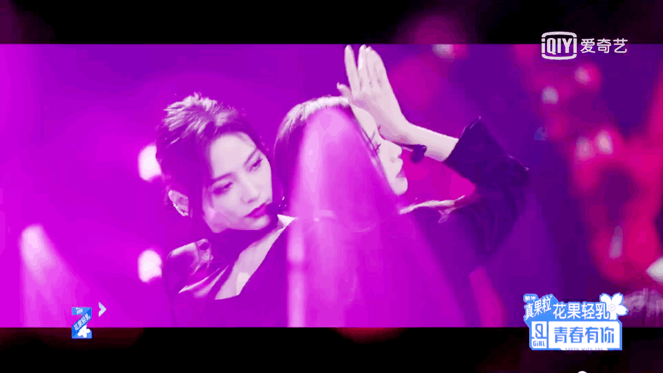 看得出来许佳琪是有些芭蕾舞功底在身上的,刘令姿也