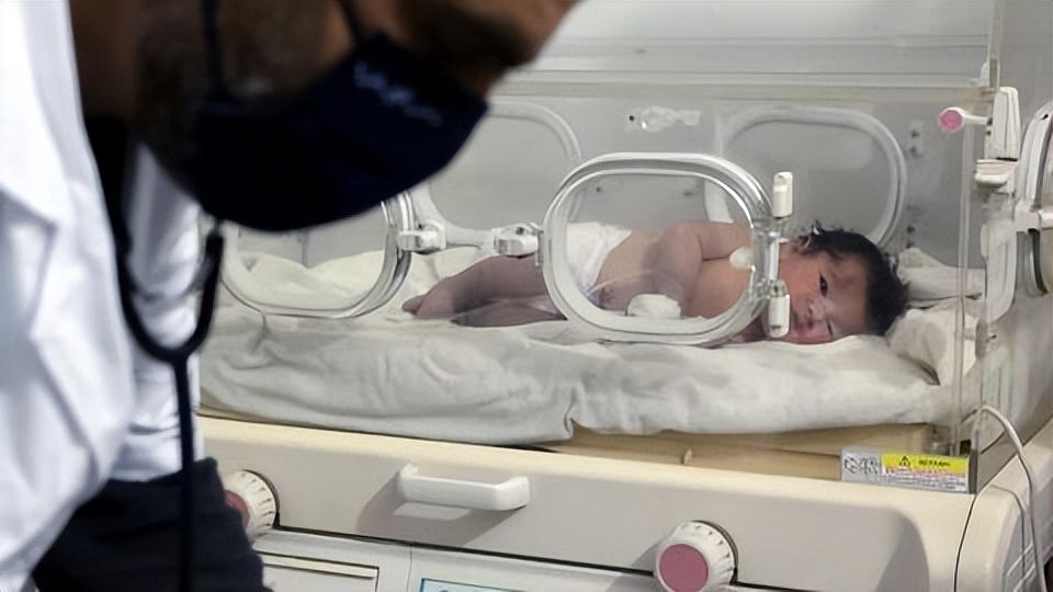 脐带还连着母亲 一名刚刚出生的女婴从叙利亚北部家中的废墟中获救休闲区蓝鸢梦想 - Www.slyday.coM 脐带还连着母亲 一名刚刚出生的女婴从叙利亚北部家中的废墟中获救休闲区蓝鸢梦想 - Www.slyday.coM