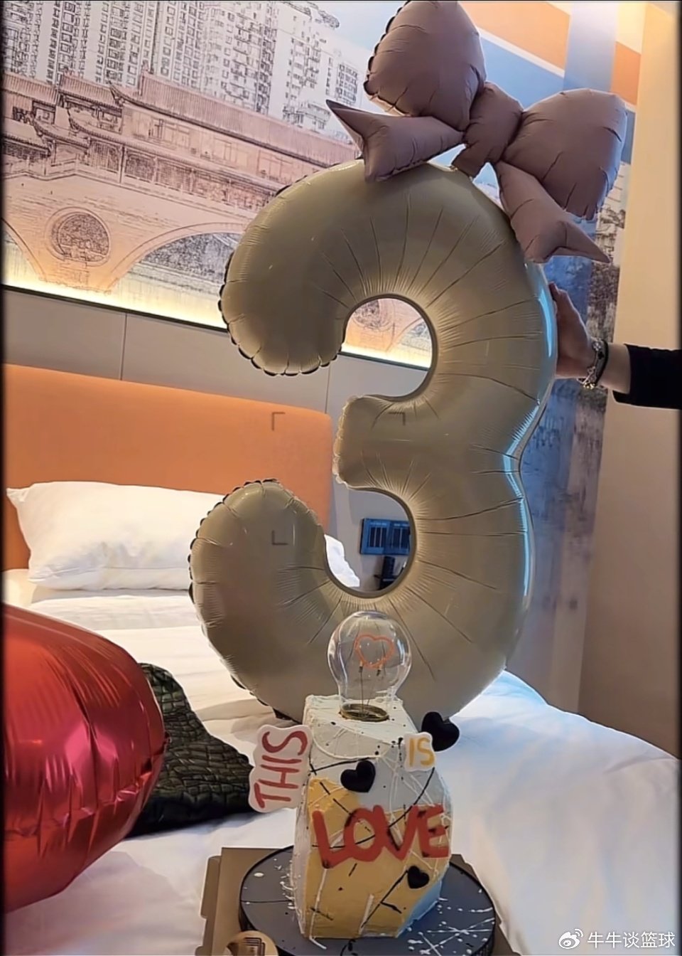 女篮李梦更新社媒，庆祝恋爱三周年纪念日，回复球迷不会退役