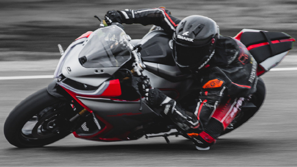 放眼国际赛场的大师之作，QJMOTOR四缸仿赛新神器赛421